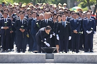 한덕수 국무총리가 23일 경남 김해시 봉하마을에서 열린 고 노무현 전 대통령 서거 15주기 추도식에서 노 전 대통령의 묘역에 분향하고 있다.