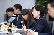 한화진 환경부 장관이 24일 서울 강남구 코엑스에서 열린 ‘한국-캄보디아 고위급 회담’에 참석해 티 소쿤(Ty Sokhun) 캄보디아 상원의원과 대화를 나누고 있다. 