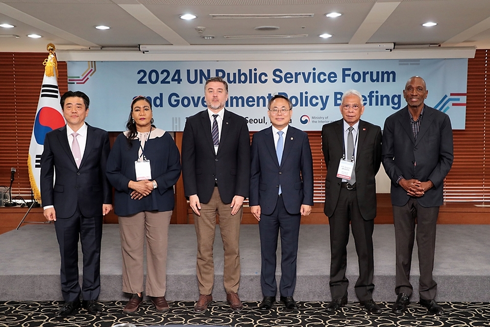 고기동 행정안전부 차관이 24일 서울 중구 한국프레스센터 18층 외신기자클럽에서 열린 ‘주한 외교사절단 초청 유엔공공행정포럼 및 정책설명회’에서 외교사절단 대표들과 기념 촬영을 하고 있다.