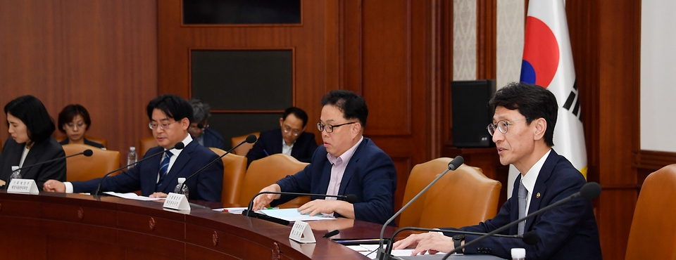 김윤상 기획재정부 차관이 23일 서울 종로구 정부서울청사에서 열린 ‘제16차 재정집행 점검회의’를 주재하고 있다.