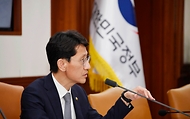 김윤상 기획재정부 차관이 23일 서울 종로구 정부서울청사에서 열린 ‘제16차 재정집행 점검회의’에서 모두발언을 하고 있다.