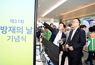 이한경 행정안전부 재난안전관리본부장이 23일 정부세종청사 중앙동 대강당에서 열린 ‘제31회 방재의 날 기념식’ 참석에 앞서 방재안전신기술 홍보 부스를 둘러보고 있다.