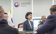 지영미 질병관리청장이 23일 충북 청주시 질병관리청에서 타지키스탄 보건부 연수단과 양자 회의를 하고 있다. 
