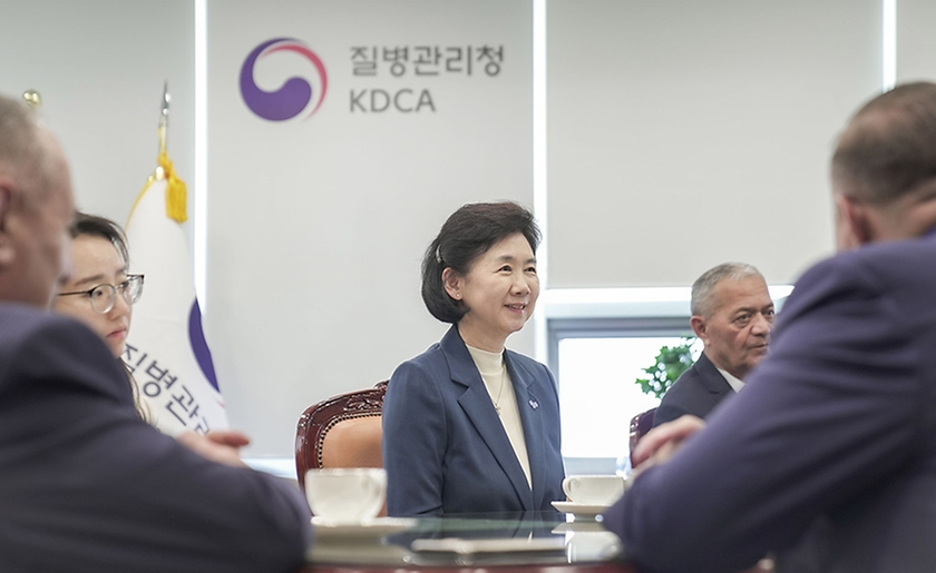 지영미 질병관리청장이 23일 충북 청주시 질병관리청에서 타지키스탄 보건부 연수단과 양자 회의를 하고 있다. 