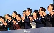 윤석열 대통령이 23일 서울 용산 대통령실 잔디마당에서 열린 ‘2024 대한민국 중소기업인대회’에서 참석자들과 ‘글로벌 원팀(One Team)호 출항식’ 퍼포먼스 뒤 박수를 치고 있다. 