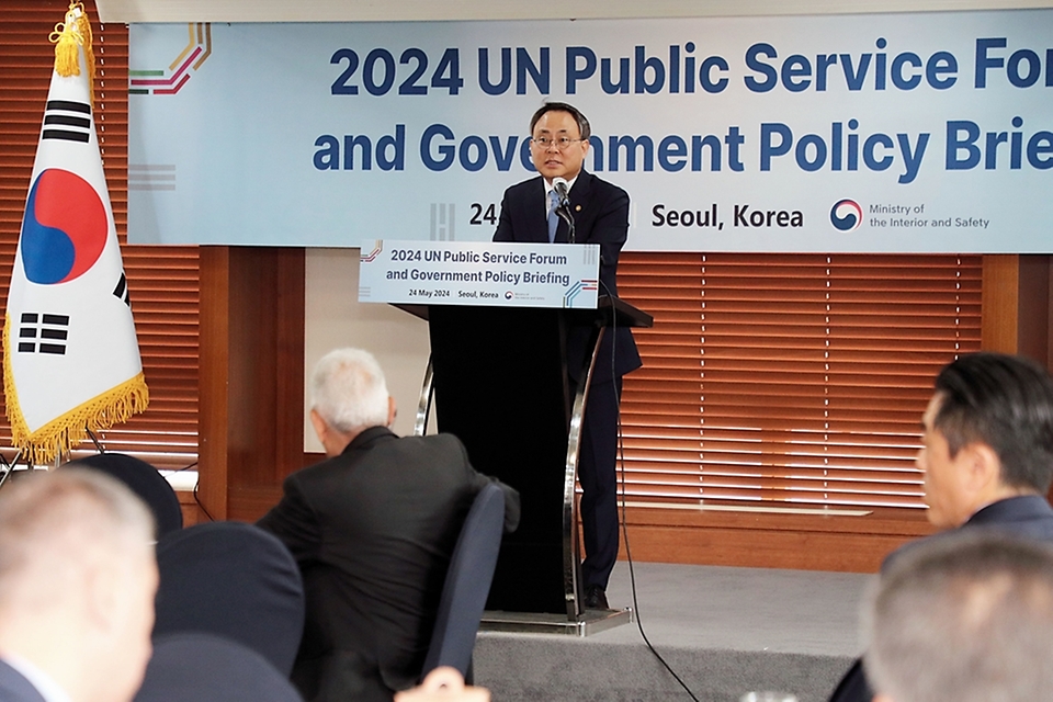 고기동 행정안전부 차관이 24일 서울 중구 한국프레스센터 18층 외신기자클럽에서 열린 ‘주한 외교사절단 초청 유엔공공행정포럼 및 정책설명회’에서 인사말을 하고 있다.