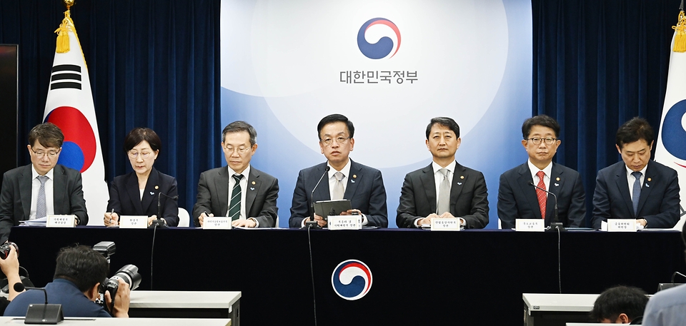 최상목 경제부총리 겸 기획재정부 장관이 23일 서울 종로구 정부서울청사에서 반도체 생태계 종합지원 방안 브리핑을 하고 있다. (왼쪽부터 김동일 기재부 예산실장, 한화진 환경부 장관, 이종호 과학기술정보통신부 장관, 최상목 경제부총리, 안덕근 산업통상자원부 장관, 박상우 국토부 장관, 김주현 금융위원장)