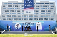 윤석열 대통령이 23일 서울 용산 대통령실 잔디마당에서 열린 ‘2024 대한민국 중소기업인대회’에서 최철호 동양전자공업 대표이사에게 동탑산업훈장을 수여하고 있다.