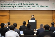 한화진 환경부 장관이 24일 서울 강남구 코엑스에서 열린 ‘제13회 해외 생물다양성 국제심포지엄’에 참석해 환영사를 하고 있다. 