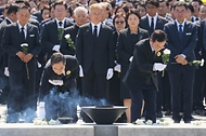한덕수 국무총리가 23일 경남 김해시 봉하마을에서 열린 고 노무현 전 대통령 서거 15주기 추도식에서 노 전 대통령의 묘역을 참배하고 있다.