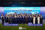 윤석열 대통령이 23일 서울 용산 대통령실 잔디마당에서 열린 ‘2024 대한민국 중소기업인대회’에서 참석자들과 기념 촬영을 하고 있다.