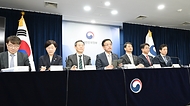 최상목 경제부총리 겸 기획재정부 장관이 23일 서울 종로구 정부서울청사에서 반도체 생태계 종합지원 방안 브리핑을 하고 있다. 