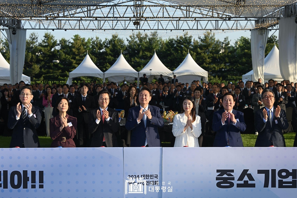 윤석열 대통령이 23일 서울 용산 대통령실 잔디마당에서 열린 ‘2024 대한민국 중소기업인대회’에서 참석자들과 ‘글로벌 원팀(One Team)호 출항식’ 퍼포먼스 뒤 박수를 치고 있다. 