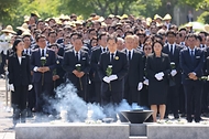 한덕수 국무총리가 23일 경남 김해시 봉하마을에서 열린 고 노무현 전 대통령 서거 15주기 추도식에서 권양숙 여사와 문재인 전 대통령 내외를 비롯한 여야 정치인들과 노 전 대통령의 묘역을 참배하고 있다.
