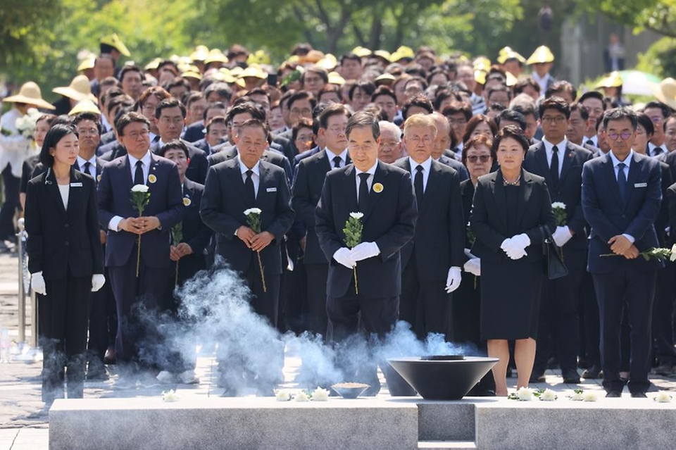 한덕수 국무총리가 23일 경남 김해시 봉하마을에서 열린 고 노무현 전 대통령 서거 15주기 추도식에서 권양숙 여사와 문재인 전 대통령 내외를 비롯한 여야 정치인들과 노 전 대통령의 묘역을 참배하고 있다.