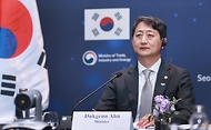 안덕근 산업통상자원부 장관이 23일 서울 영등포구 콘래드 호텔에서 ‘제10차 한-카자흐스탄 경제공동위원회’를 화상으로 참석하고 있다.