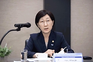 한화진 환경부 장관이 24일 서울 강남구 코엑스에서 열린 ‘한국-캄보디아 고위급 회담’에 참석해 티 소쿤(Ty Sokhun) 캄보디아 상원의원과 대화를 나누고 있다. 