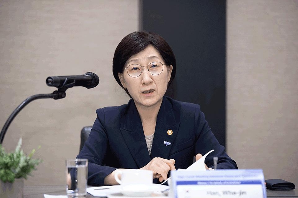 한화진 환경부 장관이 24일 서울 강남구 코엑스에서 열린 ‘한국-캄보디아 고위급 회담’에 참석해 티 소쿤(Ty Sokhun) 캄보디아 상원의원과 대화를 나누고 있다. 