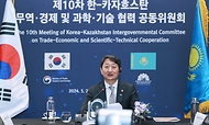 안덕근 산업통상자원부 장관이 23일 서울 영등포구 콘래드 호텔에서 ‘제10차 한-카자흐스탄 경제공동위원회’를 화상으로 참석해 인사말을 하고 있다.