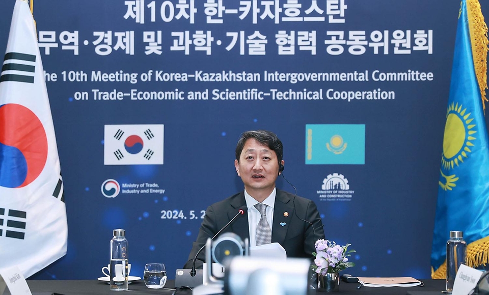 안덕근 산업통상자원부 장관이 23일 서울 영등포구 콘래드 호텔에서 ‘제10차 한-카자흐스탄 경제공동위원회’를 화상으로 참석해 인사말을 하고 있다.