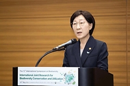 한화진 환경부 장관이 24일 서울 강남구 코엑스에서 열린 ‘제13회 해외 생물다양성 국제심포지엄’에 참석해 환영사를 하고 있다. 