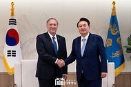 윤석열 대통령이 23일 서울 용산 대통령실 청사에서 마이크 폼페이오(Mike Pompeo) 전 미국 국무장관을 만나 인사하고 있다.