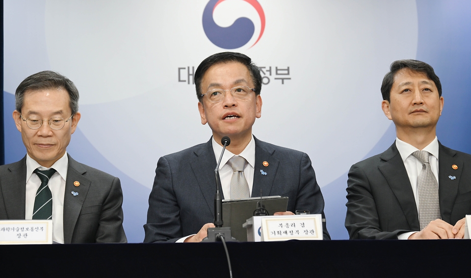 최상목 경제부총리 겸 기획재정부 장관이 23일 서울 종로구 정부서울청사에서 반도체 생태계 종합지원 방안 브리핑을 하고 있다. 
