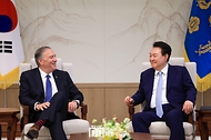 윤석열 대통령이 23일 서울 용산 대통령실 청사에서 마이크 폼페이오(Mike Pompeo) 전 미국 국무장관을 접견하고 있다.