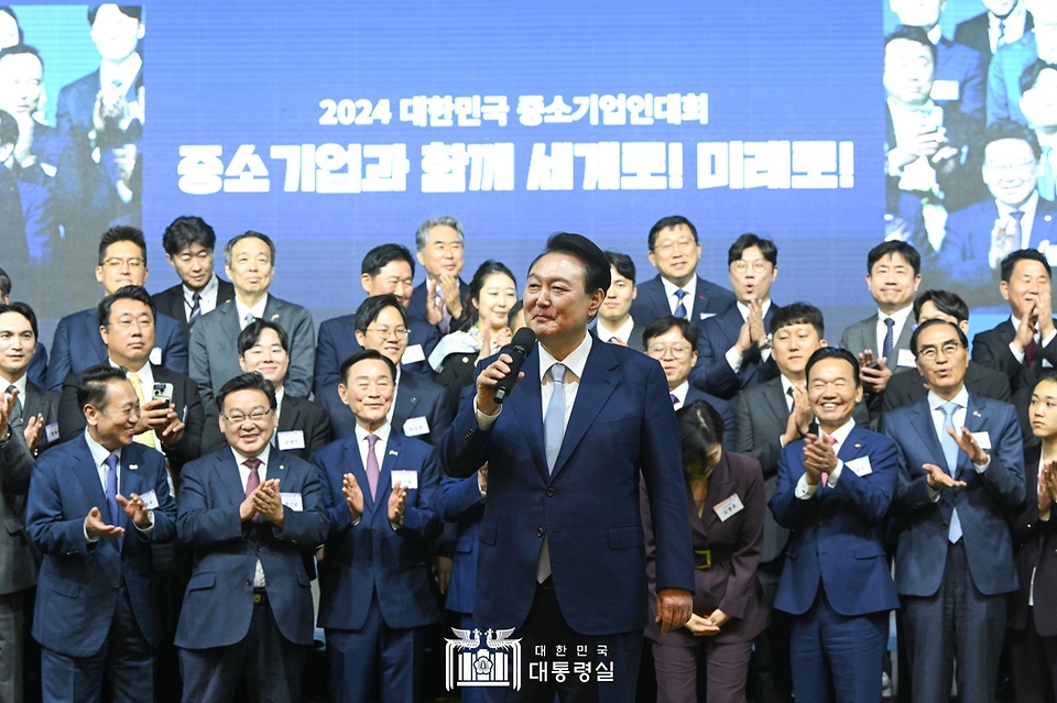 윤석열 대통령이 23일 서울 용산 대통령실 잔디마당에서 열린 ‘2024 대한민국 중소기업인대회’에서 마무리 발언을 하고 있다.