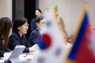 한화진 환경부 장관이 24일 서울 강남구 코엑스에서 열린 ‘한국-캄보디아 고위급 회담’에 참석해 티 소쿤(Ty Sokhun) 캄보디아 상원의원과 대화를 나누고 있다. 