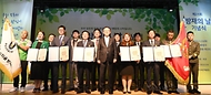 이한경 행정안전부 재난안전관리본부장이 23일 정부세종청사 중앙동 대강당에서 열린 ‘제31회 방재의 날 기념식’에서 유공자 및 포스터 사진 당선자들과 기념 촬영을 하고 있다. 