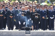 한덕수 국무총리가 23일 경남 김해시 봉하마을에서 열린 고 노무현 전 대통령 서거 15주기 추도식에서 노 전 대통령의 묘역을 찾아 헌화 및 분향을 마친 뒤 묵념하고 있다.