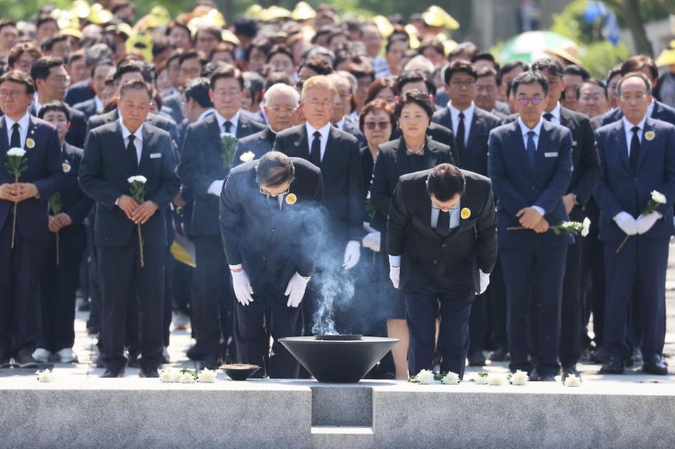 한덕수 국무총리가 23일 경남 김해시 봉하마을에서 열린 고 노무현 전 대통령 서거 15주기 추도식에서 노 전 대통령의 묘역을 찾아 헌화 및 분향을 마친 뒤 묵념하고 있다.