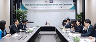 한화진 환경부 장관이 24일 서울 강남구 코엑스에서 열린 ‘한국-캄보디아 고위급 회담’에 참석해 티 소쿤(Ty Sokhun) 캄보디아 상원의원과 대화를 나누고 있다. 이날 회담에서는 양국 간 온실가스 국제감축과 그린ODA 등 환경 현안에 대해 의견을 나누고 관련 정책 및 연구지원 방안을 논의했다.