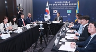 안덕근 산업통상자원부 장관이 23일 서울 영등포구 콘래드 호텔에서 ‘제10차 한-카자흐스탄 경제공동위원회’를 화상으로 참석하고 있다.