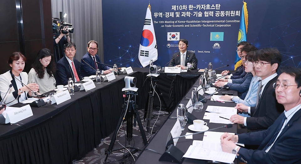 안덕근 산업통상자원부 장관이 23일 서울 영등포구 콘래드 호텔에서 ‘제10차 한-카자흐스탄 경제공동위원회’를 화상으로 참석하고 있다.