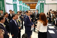 한덕수 국무총리가 27일 서울 강남구 코엑스에서 열린 ‘KB 굿잡 우수기업 취업박람회’에서 부스를 둘러보고 있다.