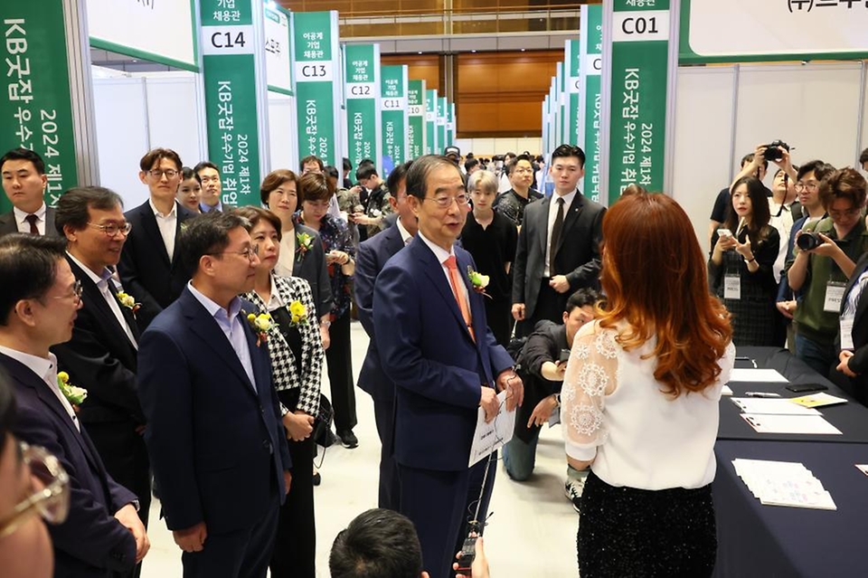 한덕수 국무총리가 27일 서울 강남구 코엑스에서 열린 ‘KB 굿잡 우수기업 취업박람회’에서 부스를 둘러보고 있다.