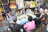 오유경 식품의약품안전처장이 24일 서울 중구 덕수궁 인근 정동야행 푸드트럭존 현장을 방문, 한국 푸드트럭협회 관계자 및 운영자를 만나 건의사항을 청취하고 있다.