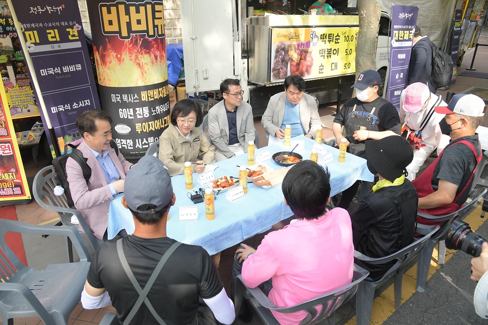 오유경 식품의약품안전처장이 24일 서울 중구 덕수궁 인근 정동야행 푸드트럭존 현장을 방문, 한국 푸드트럭협회 관계자 및 운영자를 만나 건의사항을 청취하고 있다.