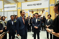 한덕수 국무총리가 27일 서울 강남구 코엑스에서 열린 ‘KB 굿잡 우수기업 취업박람회’에서 부스를 둘러보고 있다.