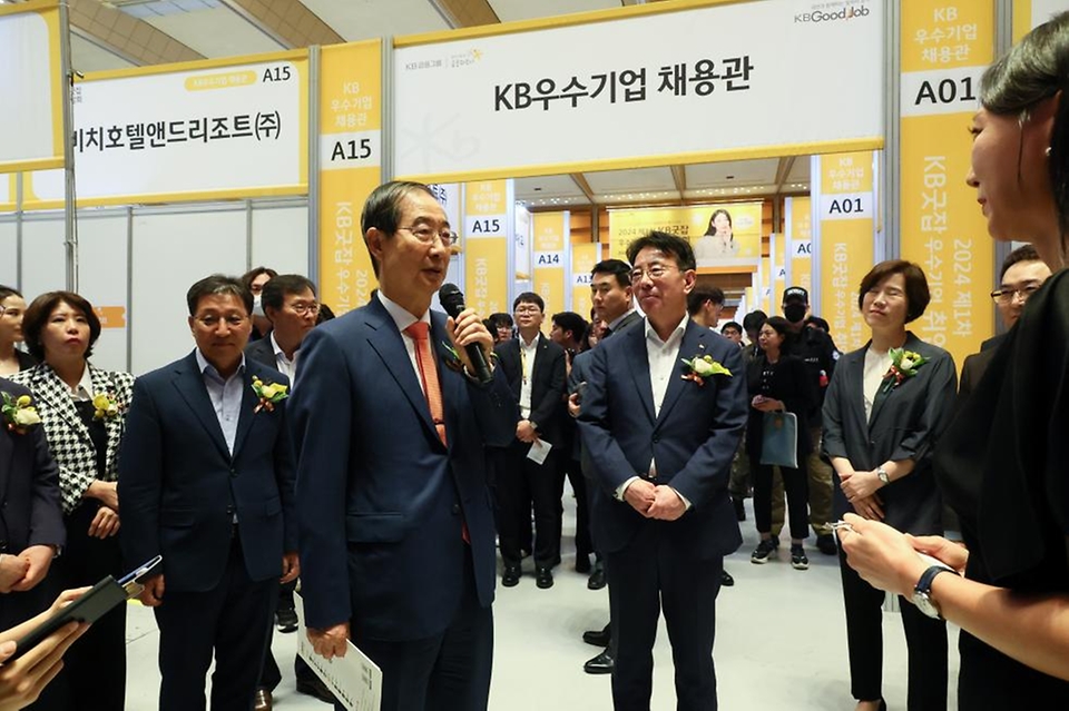 한덕수 국무총리가 27일 서울 강남구 코엑스에서 열린 ‘KB 굿잡 우수기업 취업박람회’에서 부스를 둘러보고 있다.