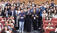 송미령 농림축산식품부 장관이 24일 충남 천안상록리조트에서 열린 국립농산물품질관리원의 ‘2024년 농관원 윈-윈(Win-Win) 한마당 행사’에 참석해 기념 촬영을 하고 있다.