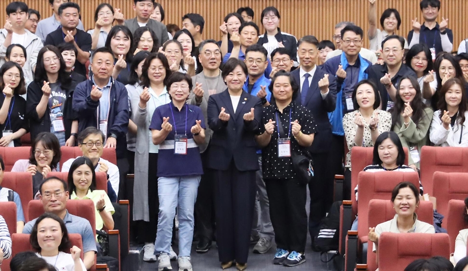 송미령 농림축산식품부 장관이 24일 충남 천안상록리조트에서 열린 국립농산물품질관리원의 ‘2024년 농관원 윈-윈(Win-Win) 한마당 행사’에 참석해 기념 촬영을 하고 있다.