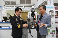 남화영 소방청장이 24일 대구 북구 엑스코에서 ‘K-소방산업, 세계로 미래로’란 주제로 열린 2024 국제소방안전박람회에서 전시장을 둘러보고 있다. 
