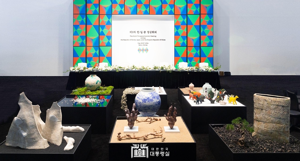 대통령실은 26일 서울 종로구 국립현대미술관 서울관에서 열린 ‘제9차 한일중 정상회의 환영 만찬’을 시작하기에 앞서 윤석열 대통령, 기시다 후미오(Kishida Fumio) 일본 총리, 리창(Li Qiang) 중국 국무원 총리가 만찬장 중앙에 전시된 3국 도예가들의 작품을 관람했다고 밝혔다. 사진은 만찬장에 전시된 3국 도예가들의 작품들.