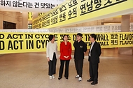 오영주 중소벤처기업부 장관이 24일 서울 중구 문화역서울284에서 열린 ‘로컬 크리에이티브 2024’에 참석해 전시관을 둘러보고 있다.