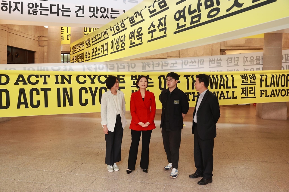 오영주 중소벤처기업부 장관이 24일 서울 중구 문화역서울284에서 열린 ‘로컬 크리에이티브 2024’에 참석해 전시관을 둘러보고 있다.