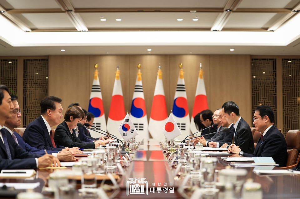 윤석열 대통령이 26일 서울 용산 대통령실에서 기시다 후미오(Kishida Fumio) 일본 총리와 한일 정상회담을 하고 있다. 
