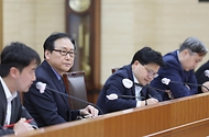 정인교 산업통상자원부 통상교섭본부장이 27일 정부세종청사 산업부 대회의실에서 열린 ‘제5차 수출지역 담당관 회의’를 주재하고 있다.
